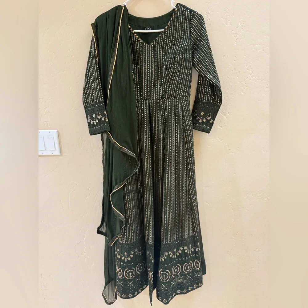 Elegant Green Women's Dress - Picture 3 of 4